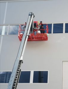 Aktuelle Reinigungsarbeit der Fenster und Außenfassaden, sowie Rasenmähern bei Recla in Vetzan